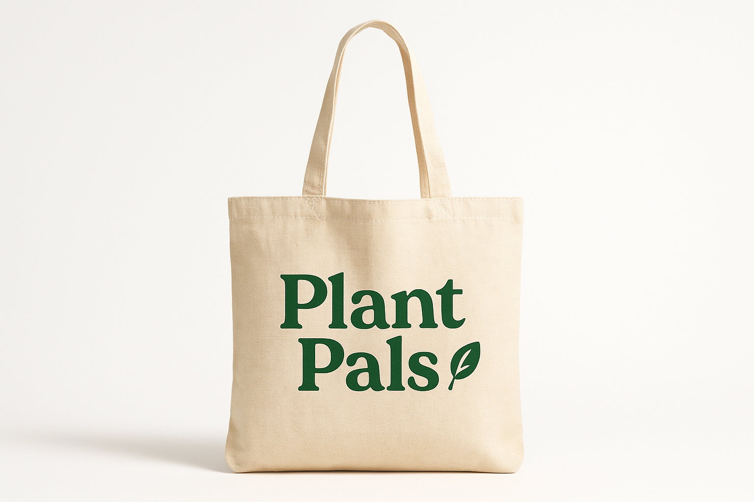 Freisteller einer naturfarbenen Bio-Tote-Bag mit Aufdruck „Plant Pals“ in gruener Typografie, kleines Blatt-Icon. Heller Studio-Hintergrund, sanfte Schatten, klarer E-Commerce-Look, hohe Aufloesung.